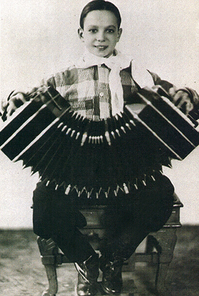 Piazzolla-niño-Bandoneon.jpg